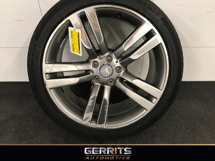 Wheel + tyre from a Mercedes-Benz GLK (204.7/9) 3.0 350 CDI 24V BlueEfficiency 4-Matic 2013