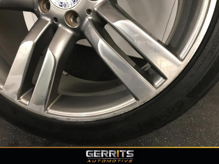 Wheel + tyre from a Mercedes-Benz GLK (204.7/9) 3.0 350 CDI 24V BlueEfficiency 4-Matic 2013