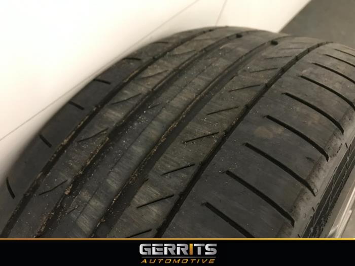 Wheel + tyre from a Mercedes-Benz GLK (204.7/9) 3.0 350 CDI 24V BlueEfficiency 4-Matic 2013