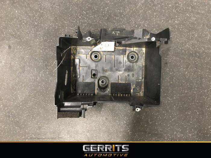 Begagnade Batterilåda Renault Megane IV Estate (RFBK) 1.2 Energy TCE 130 Pris € 27,48 Marginaltabell erbjuds av Gerrits Automotive BV
