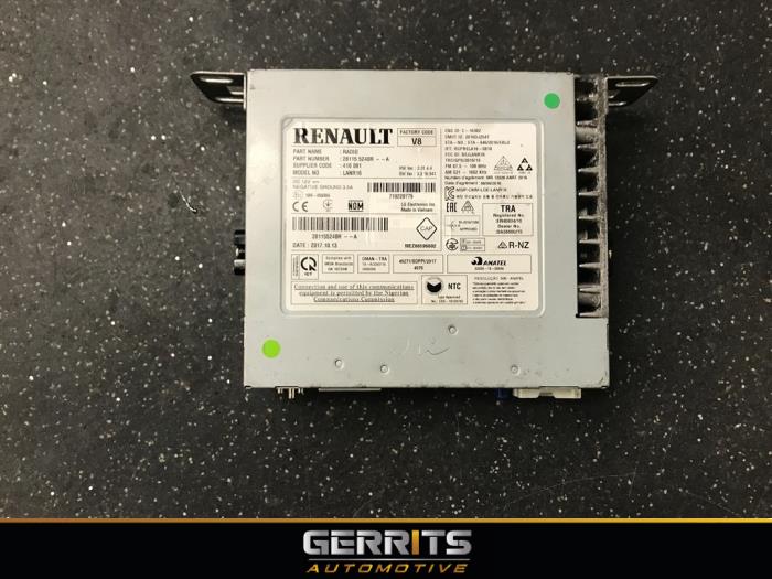Radio from a Renault Megane IV Estate (RFBK) 1.2 Energy TCE 130 2018