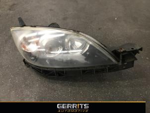 Używane Reflektor prawy Mazda 3 Sport (BK14) 1.6i 16V Cena € 82,48 Procedura marży oferowane przez Gerrits Automotive