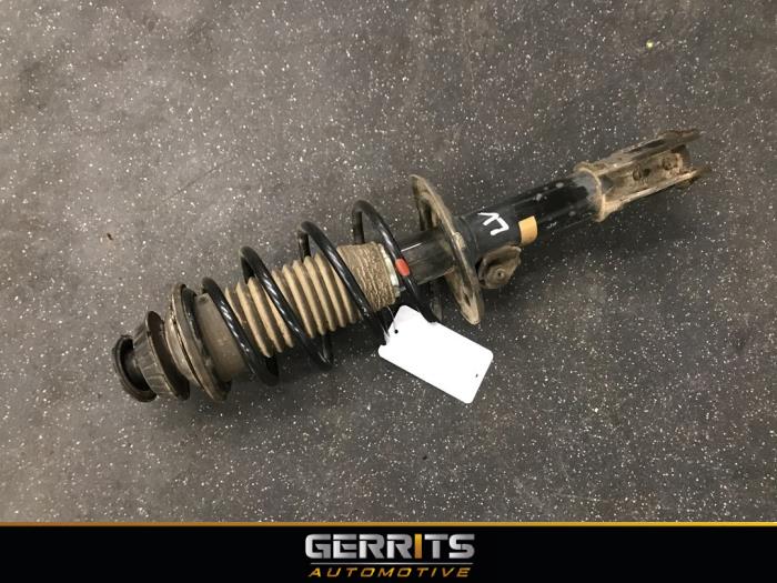 Front shock absorber rod, left from a Toyota Yaris II (P9) 1.33 16V Dual VVT-I 2011