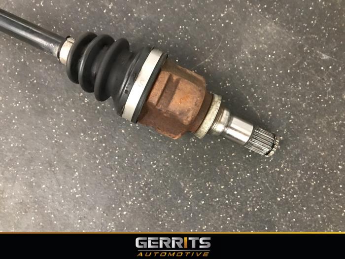 Front drive shaft, left from a Toyota Yaris II (P9) 1.33 16V Dual VVT-I 2011