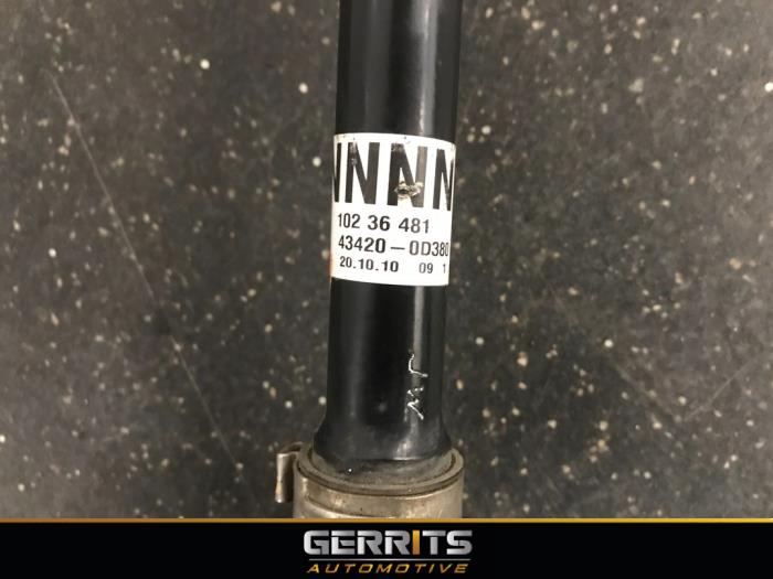 Front drive shaft, left from a Toyota Yaris II (P9) 1.33 16V Dual VVT-I 2011