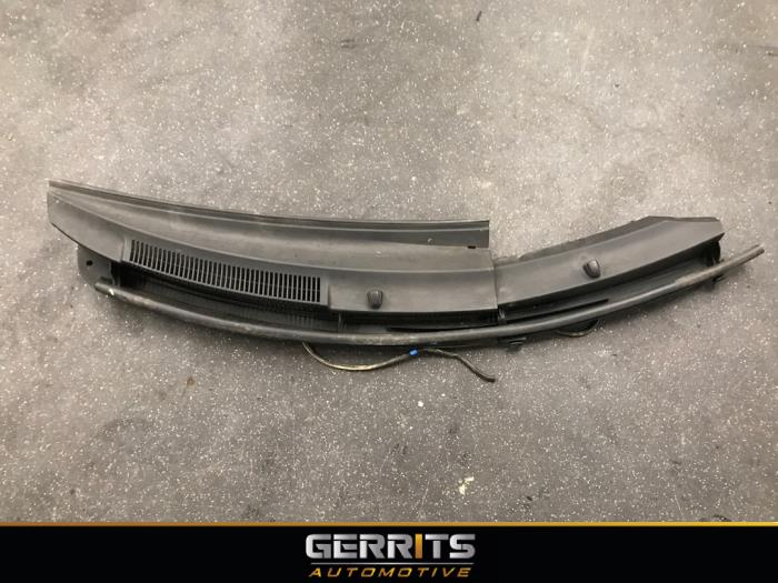 Cowl top grille from a Toyota Yaris II (P9) 1.33 16V Dual VVT-I 2011