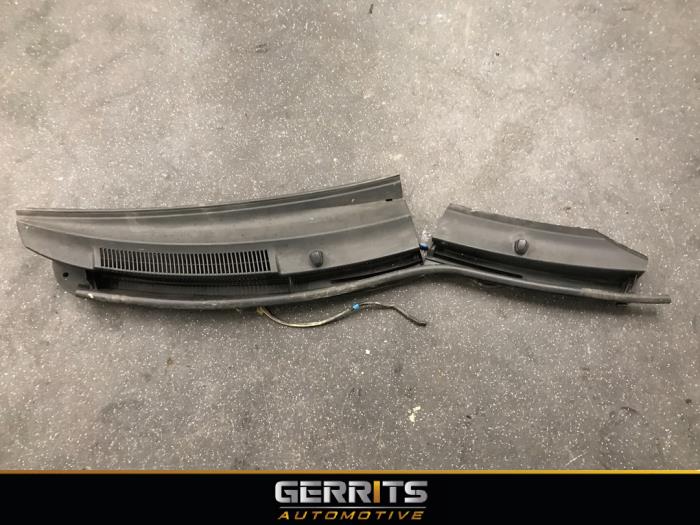Cowl top grille from a Toyota Yaris II (P9) 1.33 16V Dual VVT-I 2011