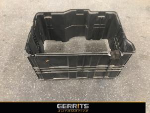 Used Battery box Renault Captur (2R) 0.9 Energy TCE 12V Price € 27,48 Margin scheme offered by Gerrits Automotive