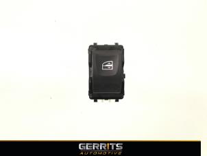 Used Electric window switch Opel Vivaro 1.6 CDTI 95 Euro 6 Price € 24,19 Inclusive VAT offered by Gerrits Automotive