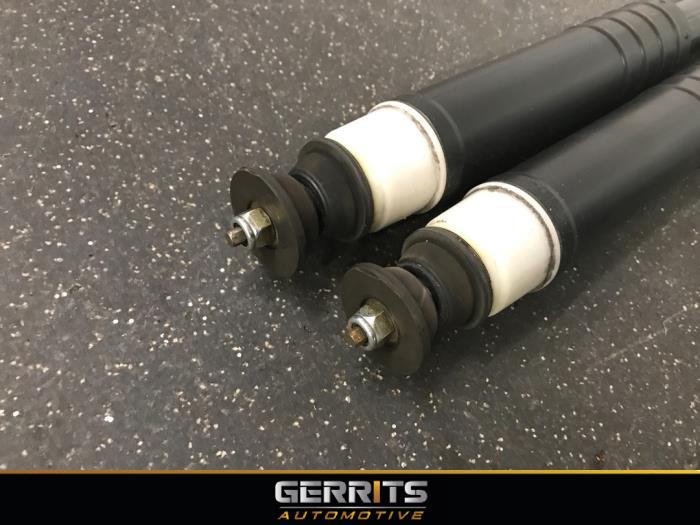 Shock absorber kit from a Renault Clio IV Estate/Grandtour (7R) 1.5 Energy dCi 90 FAP 2015