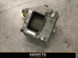 Usados Cuerpo de filtro de aire Jeep Compass (PK) 2.2 CRD 16V 4x2 Precio € 54,98 Norma de margen ofrecido por Gerrits Automotive