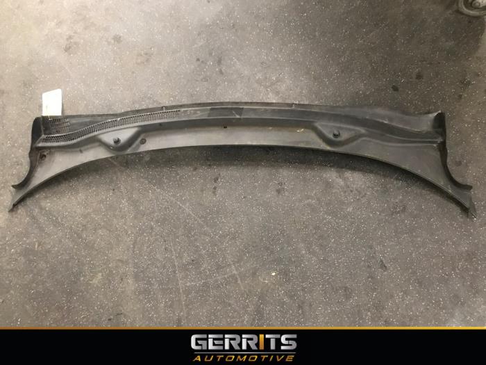 Cowl top grille from a Opel Corsa D 1.4 Eco 2012