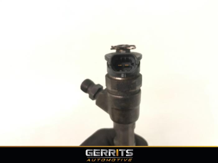 Injector (diesel) from a Renault Clio IV (5R) 1.5 Energy dCi 90 FAP 2013