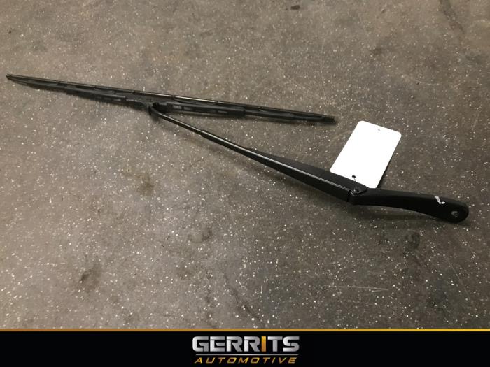 Front wiper arm from a Dacia Duster (HS) 1.2 TCE 16V 2016