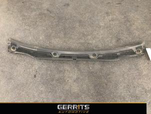 Used Cowl top grille Renault Captur (2R) 0.9 Energy TCE 12V Price € 27,48 Margin scheme offered by Gerrits Automotive