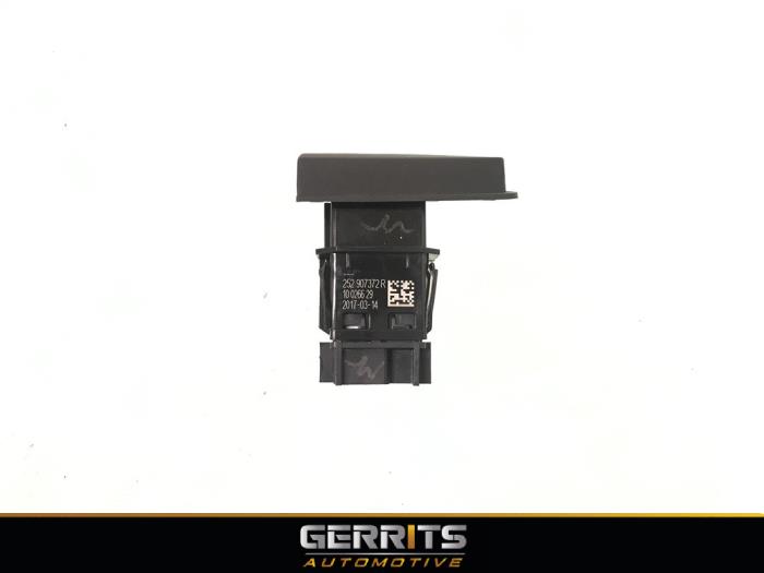 Panic lighting switch from a Renault Captur (2R) 0.9 Energy TCE 12V 2017