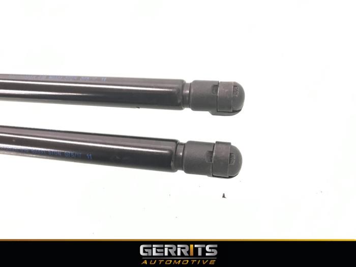 Set of tailgate gas struts from a Renault Captur (2R) 0.9 Energy TCE 12V 2017