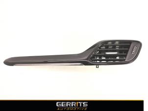 Używane Kratka wentylacyjna deski rozdzielczej Ford Fiesta 7 1.5 TDCi 85 Cena € 27,48 Procedura marży oferowane przez Gerrits Automotive