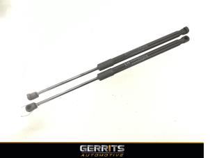 Używane Zestaw amortyzatorów gazowych tylnej klapy Kia Carens IV (RP) 1.6 GDI 16V Cena € 32,98 Procedura marży oferowane przez Gerrits Automotive