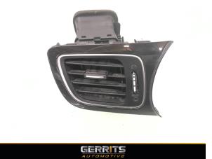 Używane Kratka wentylacyjna deski rozdzielczej Kia Carens IV (RP) 1.6 GDI 16V Cena € 32,98 Procedura marży oferowane przez Gerrits Automotive