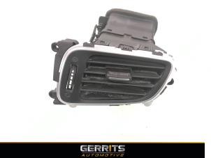 Używane Kratka wentylacyjna deski rozdzielczej Kia Carens IV (RP) 1.6 GDI 16V Cena € 32,98 Procedura marży oferowane przez Gerrits Automotive