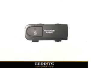 Używane Przelacznik centralnego zamka Kia Carens IV (RP) 1.6 GDI 16V Cena € 21,98 Procedura marży oferowane przez Gerrits Automotive