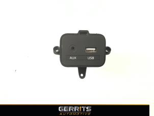 Używane Zlacze AUX/USB Kia Carens IV (RP) 1.6 GDI 16V Cena € 32,98 Procedura marży oferowane przez Gerrits Automotive