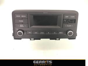 Używane Radioodtwarzacz CD Kia Picanto (JA) 1.0 DPi 12V Cena € 109,98 Procedura marży oferowane przez Gerrits Automotive