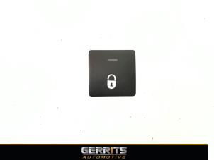 Used Central locking switch Citroen Berlingo 1.6 BlueHDI 100 Price € 21,98 Margin scheme offered by Gerrits Automotive