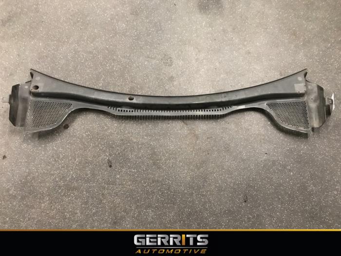 Cowl top grille from a Seat Ibiza ST (6J8) 1.2 TDI Ecomotive 2011