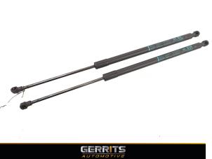 Używane Zestaw amortyzatorów gazowych tylnej klapy Mitsubishi Outlander (GF/GG) 2.0 16V 4x2 Cena € 54,98 Procedura marży oferowane przez Gerrits Automotive