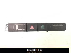 Usados Interruptor de luz de pánico Mitsubishi Outlander (GF/GG) 2.0 16V 4x2 Precio € 21,98 Norma de margen ofrecido por Gerrits Automotive