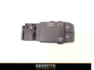Used Steering wheel mounted radio control Renault Captur (2R) 0.9 Energy TCE 12V Price € 19,99 Margin scheme offered by Gerrits Automotive