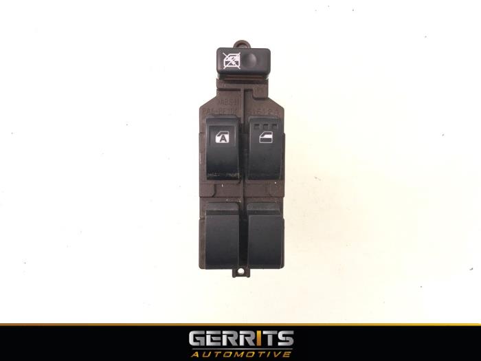Usados Interruptor de ventanilla eléctrica Daihatsu Cuore (L251/271/276) 1.0 12V DVVT Precio € 27,48 Norma de margen ofrecido por Gerrits Automotive BV