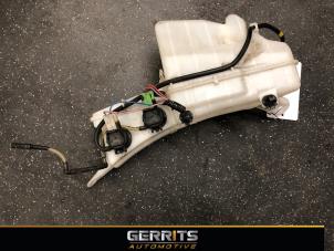 Używane Zbiornik spryskiwacza przód Daihatsu Cuore (L251/271/276) 1.0 12V DVVT Cena € 21,98 Procedura marży oferowane przez Gerrits Automotive