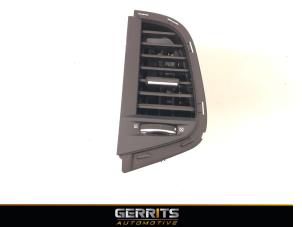 Używane Kratka wentylacyjna deski rozdzielczej Renault Megane IV Estate (RFBK) 1.6 Energy dCi 130 Cena € 27,48 Procedura marży oferowane przez Gerrits Automotive