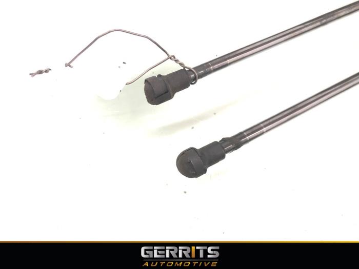 Set of tailgate gas struts from a Renault Megane IV Estate (RFBK) 1.6 Energy dCi 130 2017