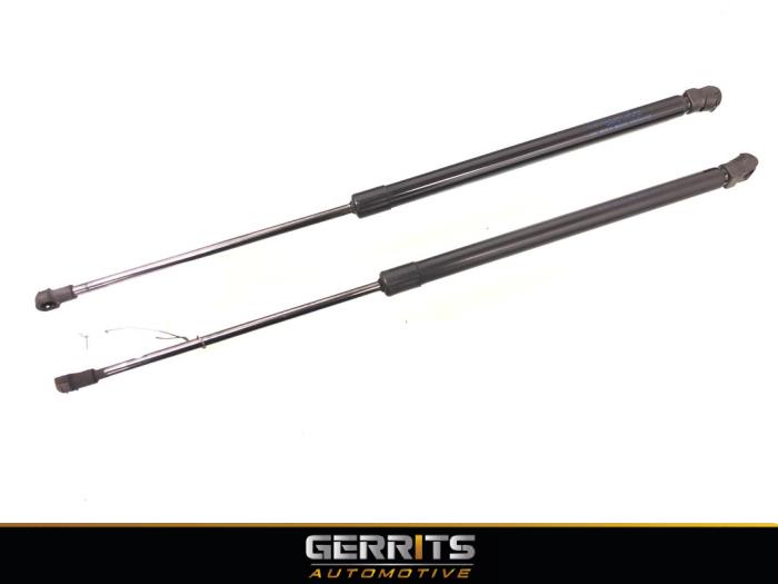 Set of tailgate gas struts from a Nissan Qashqai (J11) 1.2 DIG-T 16V 2014