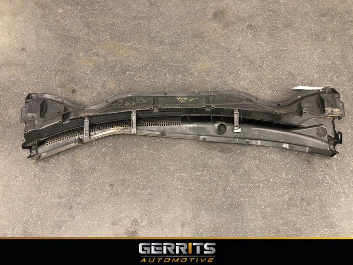 Cowl top grille from a Toyota Auris Touring Sports (E18) 1.8 16V Hybrid 2013