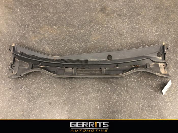 Cowl top grille from a Toyota Auris Touring Sports (E18) 1.8 16V Hybrid 2013