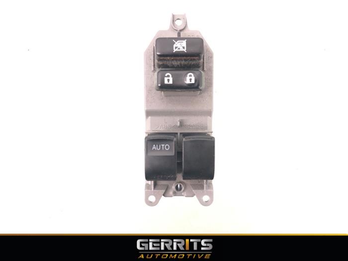 Electric window switch from a Toyota Auris Touring Sports (E18) 1.8 16V Hybrid 2013