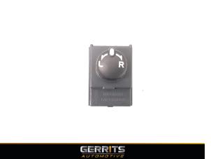 Usados Interruptor de retrovisor Mitsubishi Colt (Z2/Z3) 1.3 16V Precio € 21,98 Norma de margen ofrecido por Gerrits Automotive