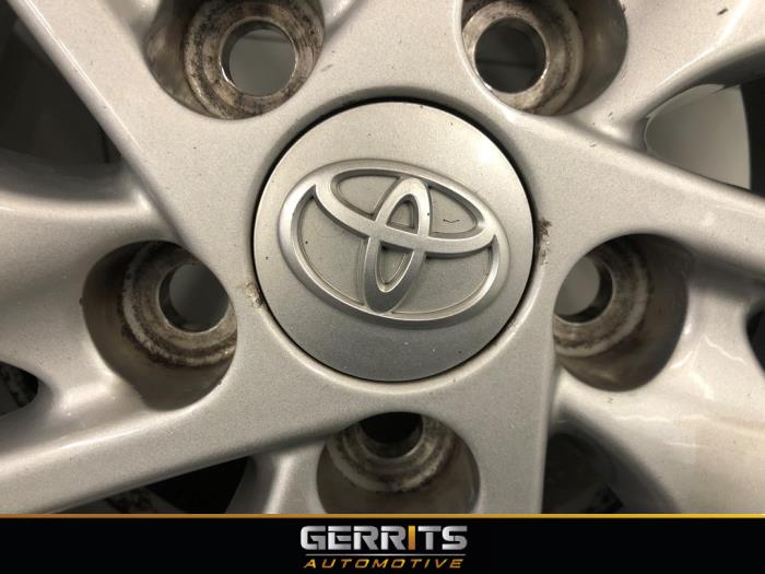 Felgen Set + Reifen van een Toyota Auris Touring Sports (E18) 1.8 16V Hybrid 2013