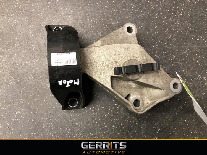 Usagé Support moteur Renault Captur I (2R) 0.9 Energy TCE 12V Prix € 21,98 Règlement à la marge proposé par Gerrits Automotive BV
