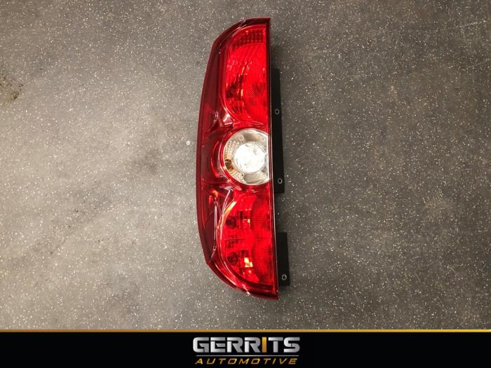 Luz trasera izquierda de un Opel Combo 1.3 CDTI 16V 2017
