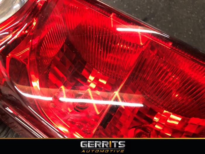 Luz trasera izquierda de un Opel Combo 1.3 CDTI 16V 2017