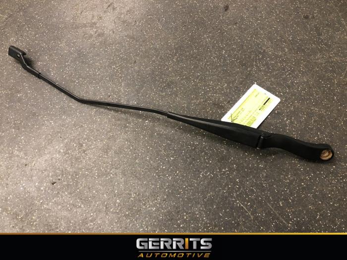 Front wiper arm from a Opel Combo 1.3 CDTI 16V 2017