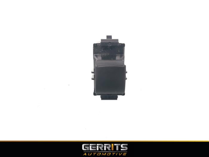 Usados Interruptor de ventanilla eléctrica Mitsubishi Space Star (A0) 1.2 12V Precio € 21,98 Norma de margen ofrecido por Gerrits Automotive BV