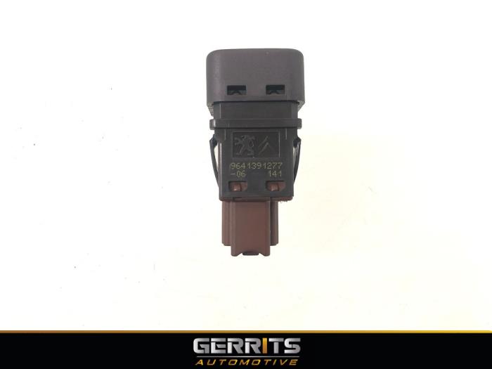 Airbag switch from a Peugeot 2008 (UD/UK/UR/US/UX) 1.2 VTi 12V PureTech 130 2021
