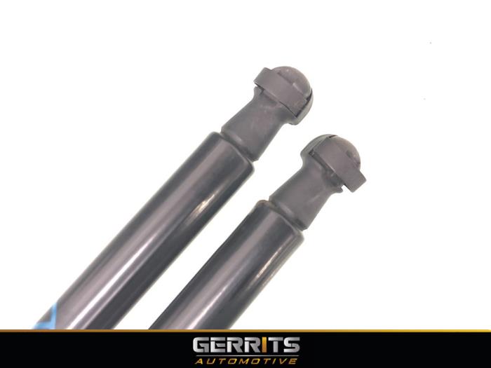 Set of tailgate gas struts from a Toyota Auris Touring Sports (E18) 1.8 16V Hybrid 2014